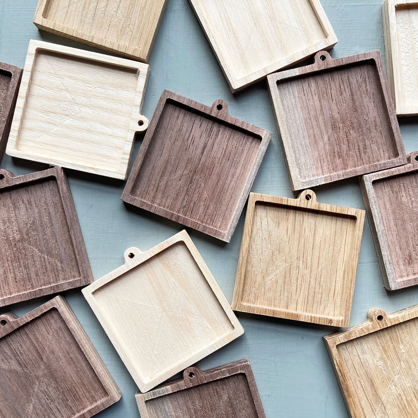 Imperfect Dangling Wood Frames(add-on only)